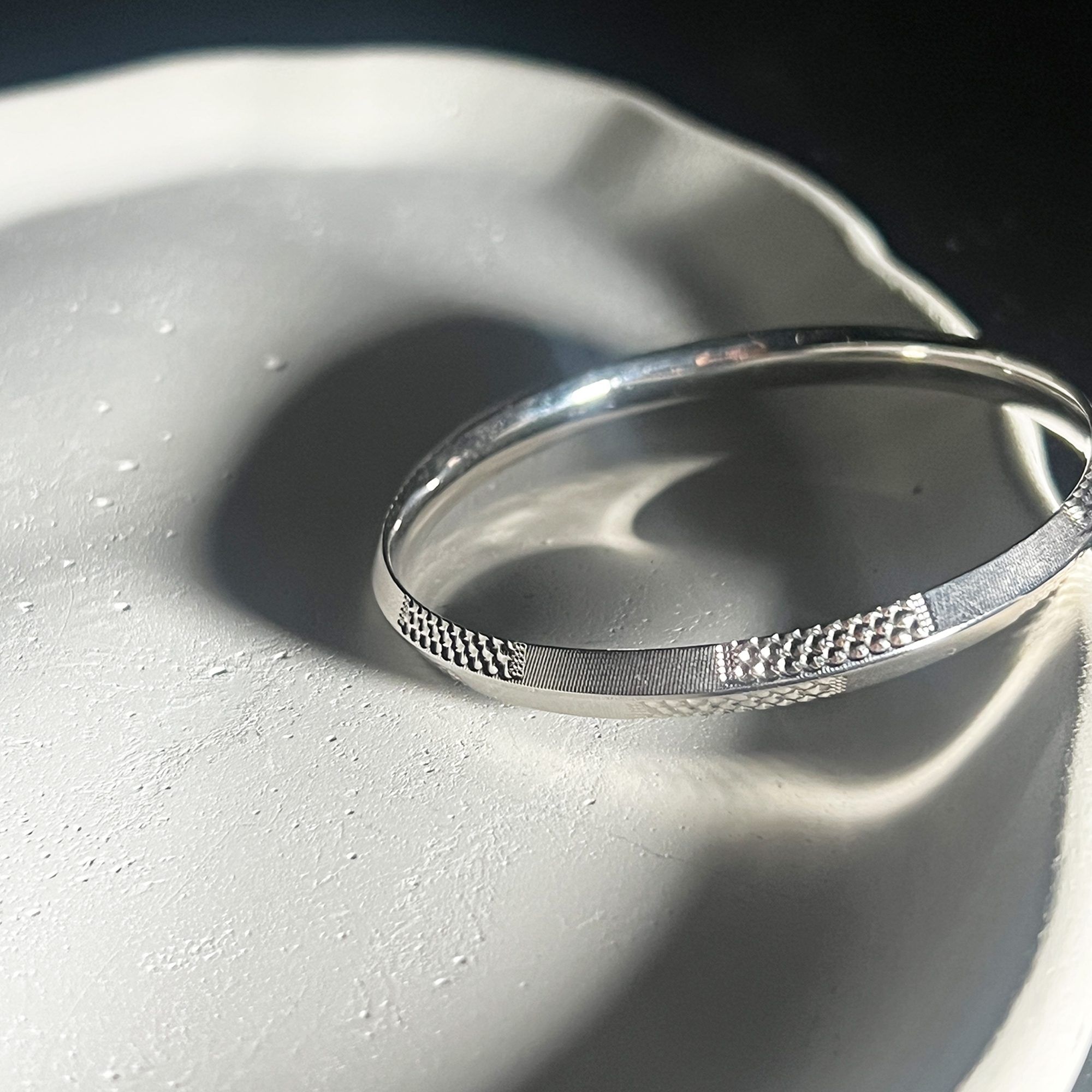 37 Tessera Linear Cuff